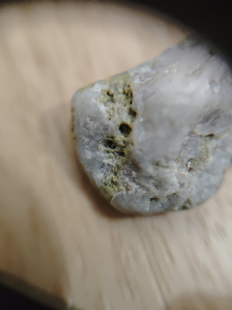 #20 エピドート入り石英（小）クローズアップ